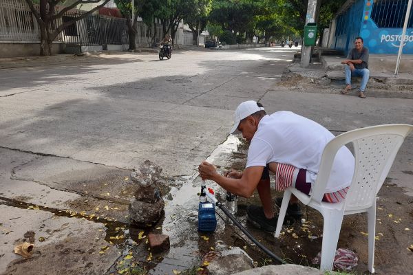 La falta de agua en la ciudad ha llevado a que los mismos ciudadanos obtén por manipular los controles de agua para abastecerse, en la imagen se puede evidencia como en el barrio Los Almendros, carrera 11 con 17, un hombre está concentrado manipulando una bomba de agua pequeña conectada a un sistema de tuberías. 
