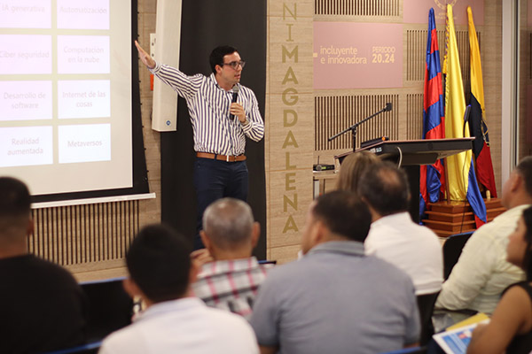 Rafael García Luna, decano de la Facultad de Ciencias Empresariales de la Alma Mater, socializa con los egresados del Programa de Economía los beneficios de una nueva acreditación.