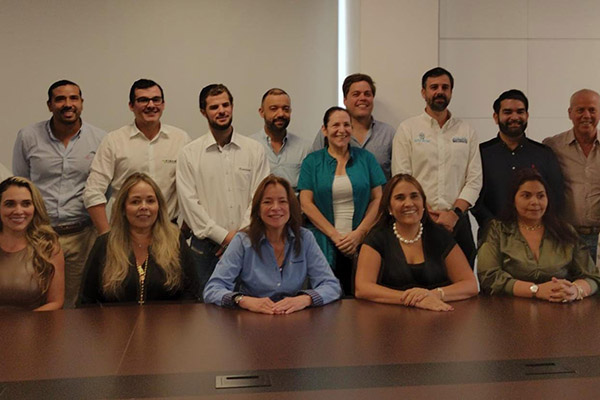 Carmen Caballero, directora de ProColombia; Silvia Elena Medina, presidenta de la Cámara de Comercio de Santa Marta para el Magdalena; Jacqueline Vives, presidenta de Anato Caribe; Carlos Jaramillo, secretario de Desarrollo Económico del Distrito; Luis Eduardo Vives Lacouture y Luis Eduardo Vives González, entre otros representantes de los gremios de la ciudad y el departamento. 