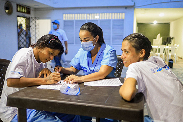 En el Centro de Atención los habitantes en condición de calle contarán con espacios de esparcimiento, rehabilitación, atención médica, alimentación entre otros servicios. 