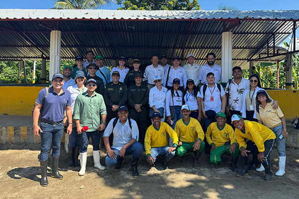 En la imagen los periodistas junto a los productores de banano en la finca Acuario en el corregimiento de Guacamayal. En la imagen los periodistas junto a los productores de banano en la finca Acuario en el corregimiento de Guacamayal.