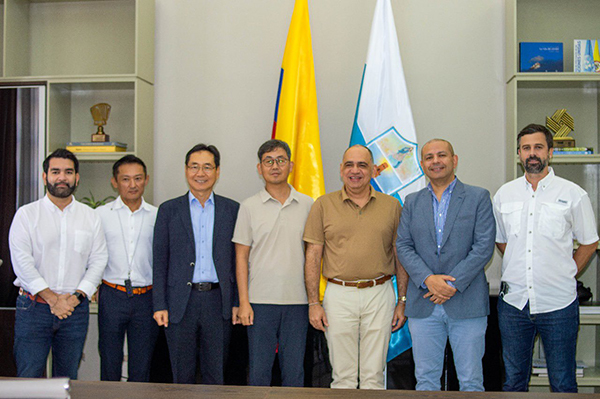 Carlos Pinedo Cuello, alcalde de Santa Marta; Alejandro Peláez, embajador de Colombia en Corea del Sur; Carlos Jaramillo, secretario de Desarrollo Económico del Distrito y el equipo directivo y científico de Korea Institute of Ocean Science and Technology. 