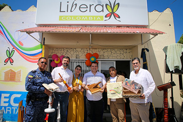 Carlos Jaramillo, secretario de Desarrollo Económico Distrital; Safuat Atunes, secretario privado de la Alcaldía de Santa Marta; Marta Acosta Muñoz, directora del área Formalización y Generación de Empleo; Álvaro Duarte, director del Centro Penitenciario y Carcelario Rodrigo de Bastidas, Fredy Maldonado, dragoneante del Instituto Nacional Penitenciario y Carcelario y Jorge Camargo, recluso de la cárcel Rodrigo de Bastidas.