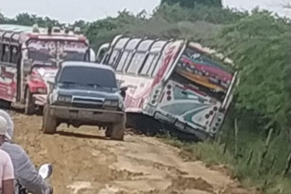 En la imagen se evidencia el momento en el que un bus con más de 20 pasajeros estuvo a punto de volcarse y ocasionar una tragedia.