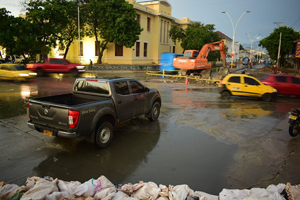 La agente interventora de la de la Essmar aseguró que es inevitable que se presenten rebosamientos en los alrededores de la Ebar Norte, también hizo un llamado a los habitantes para que reduzcan el uso de agua para que pueda disminuir la presión en la bomba. 