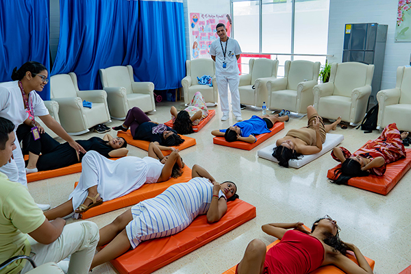 Las madres realizaron ejercicios de estimulación para iniciar con el curso, en donde también se practicaron masajes de relajación. 
