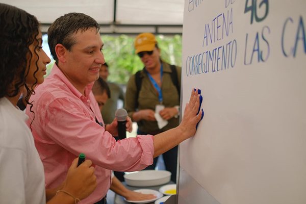 La jornada fue acompañada de manera masiva por la comunidad, que con mensajes y carteleras agradecieron la gestión del Ministerio para contar con esta conectividad.