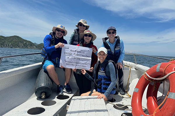 Investigadores de la Universidad del Magdalena e Invemar estuvieron en playas del Parque Tayrona y el corregimiento de Taganga para recoger muestras marinas.