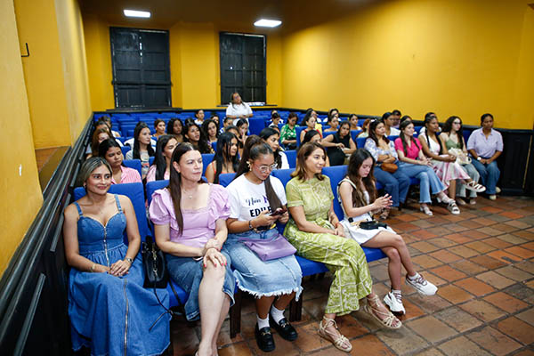 La jornada concluyó con la entrega de kits de formación a 40 jóvenes mujeres participantes del proyecto, marcando un inicio motivador de su viaje hacia el empoderamiento y la defensa de sus derechos.