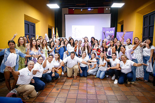 Ingrid Gómez, secretaria de la Mujer y Equidad de Género de Santa Marta en compañía de las beneficiadas con el nuevo programa de la Alcaldía. 