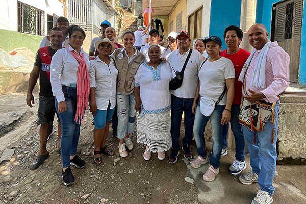  Patricia Caicedo Lafaurie, secretaria de Planeación junto a líderes comunales durante las jornadas de divulgación para informar a la comunidad sobre las visitas de caracterización y los documentos necesarios para el proceso.