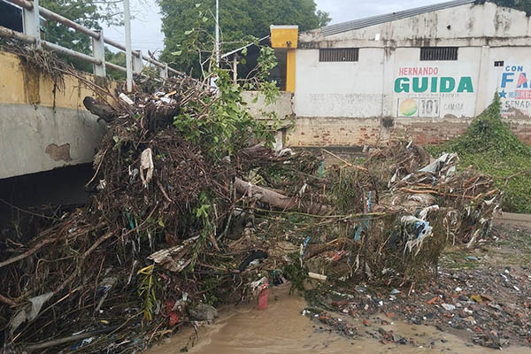 La lluvia ocasionó inundaciones, dejando daños materiales como derrumbes de casas, caída de árboles, afectaciones en vías, entre otras cosas. La lluvia ocasionó inundaciones, dejando daños materiales como derrumbes de casas, caída de árboles, afectaciones en vías, entre otras cosas.