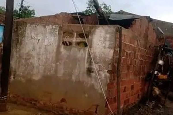 Las fuertes lluvias dejaron decenas de viviendas inundadas, mientras que los arroyos desbordados pusieron en riesgo la seguridad de los habitantes.