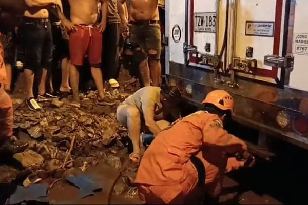 Se ha previsto el despliegue de personal de la Defensa Civil y otros organismos de socorro en puntos estratégicos de Santa Marta y los municipios circundantes para ofrecer asistencia rápida en caso de emergencias. Se ha previsto el despliegue de personal de la Defensa Civil y otros organismos de socorro en puntos estratégicos de Santa Marta y los municipios circundantes para ofrecer asistencia rápida en caso de emergencias.