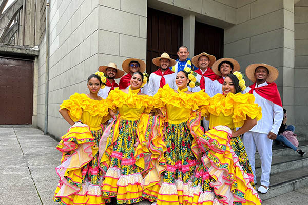 Grupo de música y danza folclórica triunfadores por mejor acompañamiento musical.