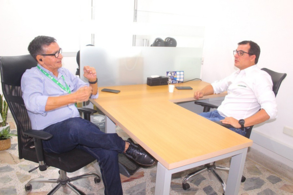 En la fotografía José Francisco Zúñiga Cotes, presidente ejecutivo de Asbama en reunión con Carlos Uribe Tarazona, director Regional del Sena en el Departamento del Magdalena.