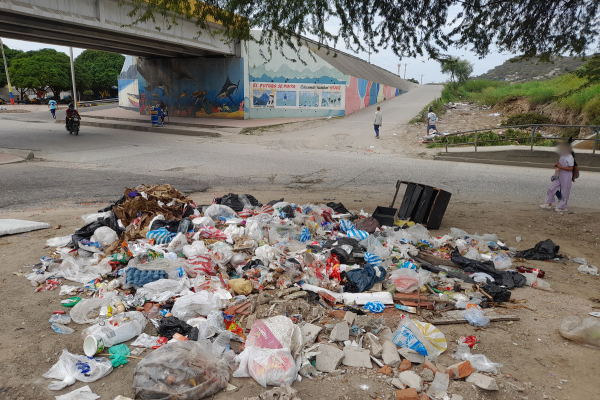 La falta de cultura ciudadana lleva a que irresponsables arrojen los desechos en diferentes vías convirtiéndolas en ‘basureros a cielo abierto’.