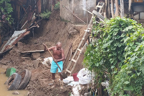 Las fuertes lluvias ocasionaron inundaciones,dejando daños materiales: derrumbe,casas afectadas,caida de árboles y otros. Las fuertes lluvias ocasionaron inundaciones,dejando daños materiales: derrumbe,casas afectadas,caida de árboles y otros.