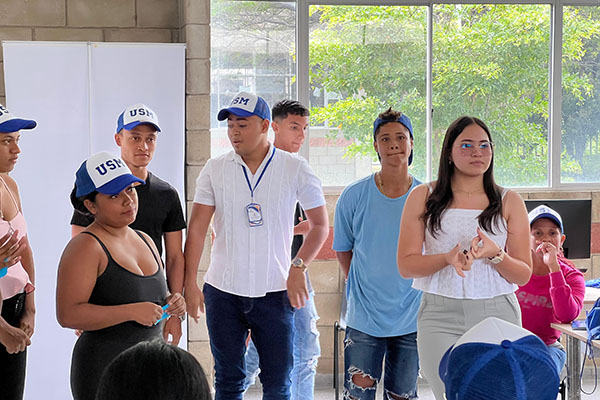 Inicio de las clases de la Escuela de Liderazgo Transformacional, un programa enfocado en la formación de jóvenes como agentes de cambio en sus comunidades.