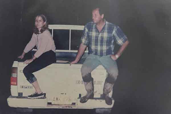 El alcalde de la época, Jaime Solano Jimeno junto con Patricia Vives, gestora social, en la labor incansable de entrega de ayudas en los barrios afectados en Santa Marta. El alcalde de la época, Jaime Solano Jimeno junto con Patricia Vives, gestora social, en la labor incansable de entrega de ayudas en los barrios afectados en Santa Marta.