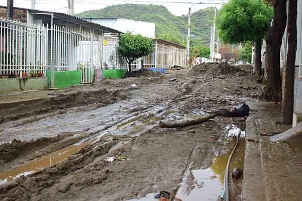 Panorama que se evidenció en horas posteriores a la avalancha en las vías de la parte baja del barrio San Fernando. Panorama que se evidenció en horas posteriores a la avalancha en las vías de la parte baja del barrio San Fernando.