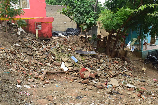 Los habitantes del barrio San Fernando aún no se reponen de la avalancha de lodo que cambió sus vidas para siempre. Ochos días después de la tragedia la comunidad sigue trabajando día y noche para prevenir que suceda otro lamentable acontecimiento. 