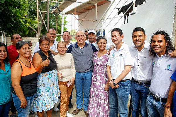  Carlos Pinedo Cuello, alcalde de Santa Marta; Jorge Sarmiento, director de la Edus; Diego García, edil de la localidad 3 y habitantes del barrio Villa Leydi.