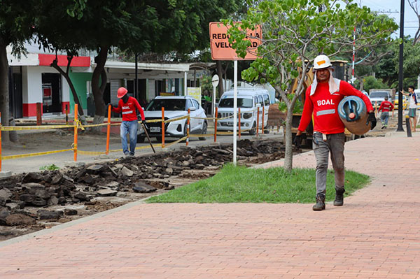 Actualmente la Alcaldía de Santa Marta tiene intervenida la vía al aeropuerto Simón Bolívar cuya reparación tendrá un costo de 7 mil 200 millones con una duración de 7 meses.