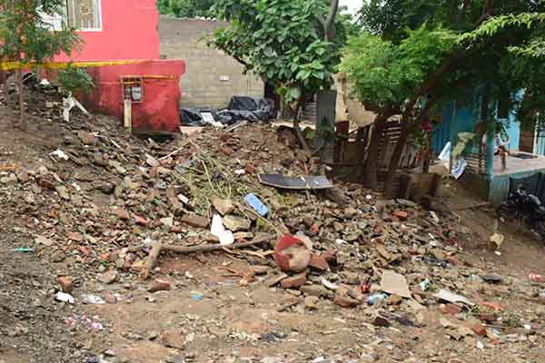 En el barrio San Fernando la avalancha de lodo derribó 9 casas y ha dejado a más de 132 damnificados, Carlos Pinedo hoy realizará una visita en el lugar de los hechos para dialogar y llevar soluciones a las familias afectadas. 