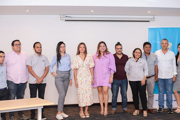 Patricia Caicedo, secretaria de Planeación junto a representantes del sector comercial de Santa Marta. 