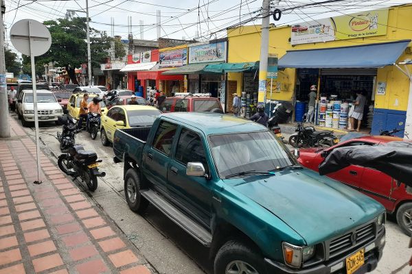 La calle 10 también llamada Calle Madrid, tiene una de las problemáticas de nunca acabar, en la fotografía se puede evidenciar como los dueños de los vehículos parquean en las zonas prohibidas y obstaculizan el paso a otros carros, también la comunidad denuncia que la calle es muy angosta, piden que las autoridades encargadas hagan presencia en el lugar para que no ocurran estos 