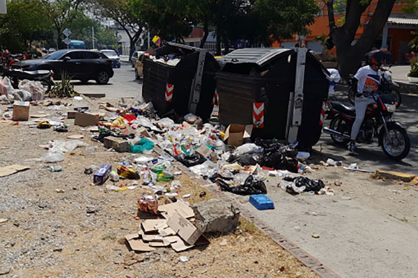 Debido a las múltiples quejas de la ciudadanía por la contaminación que se registra en varios puntos de la ciudad por el mal uso de los contenedores de basura la corporación edilicia citó para el 25 noviembre a la gerente de Atesa. 