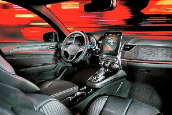 Interior de la Arkana, cuenta con una pantalla de infoentretenimiento de 10 pulgadas con conexión de Apple Carplay, Android Auto y Bluetooth.