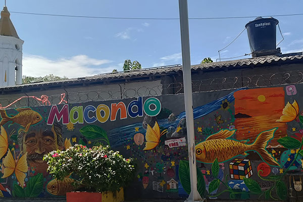 El mural sido un foco de interés para visitantes nacionales e internacionales, donde algunos no dudan en posar para fotos frente a la obra.