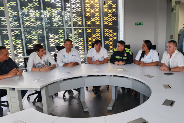Los concejales Howard Escarraga, Jaime Linero, Anselmo Gual, miembros de la comisión accidental, con el secretario de seguridad Gustavo Berdugo, durante la visita a la sala SIESS.