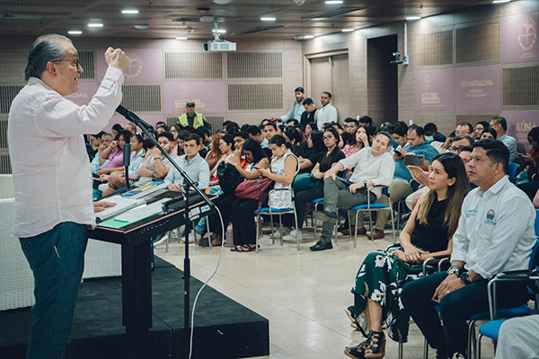 Pablo Vera Salazar, rector de la Universidad del Magdalena, recibió al exprocurador de la Nación, Fernando Carrillo junto en la presentación de su nuevo libro, en el auditorio también hizo presencia a la directora de la Editorial Unimagdalena, Angélica Cortés.