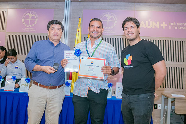Carlos García Yerena con ‘Microcurso Fútbol Base’ ganador del primer lugar en la Categoría ‘Co-Creaciones’. 