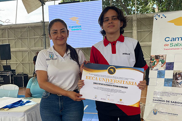  Sandra Muñoz Dorado, secretaria de Educación de Santa Marta con Christopher Alexandro Morán Rodríguez de la I.E.D. ‘Jacqueline Kennedy’, uno de los estudiantes destacados en el programa ‘Caminos de Sabiduría’. 