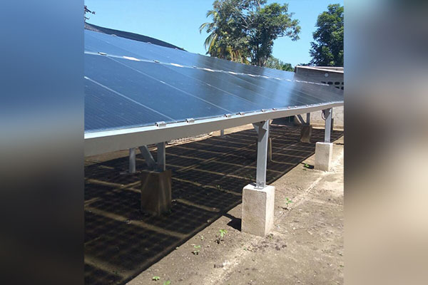 De las 190 familias beneficiadas, 50 ya tienen instalados sus sistemas solares, mejorando así su acceso a una energía más económica y sostenible.