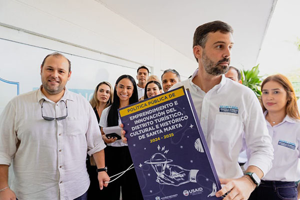 Carlos Jaramillo, secretario de Desarrollo Económico de Santa Marta y Andrés Felipe Vives Calle, presidente ejecutivo de la Cámara de Comercio de Santa Marta para el Magdalena, cuando se radicó el documento en las oficinas del Concejo Distrital. 