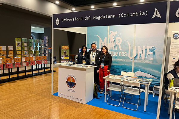 El stand de Unimagdalena es un espacio para abordar diferentes temáticas, como oferta académica referente al mar, proyectos de investigación, convenios y alianzas.