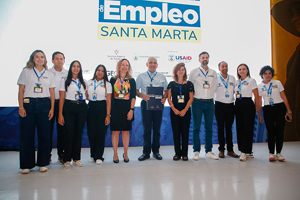 Carlos Pinedo Cuello, alcalde de Santa Marta, Carlos Jaramillo, secretario de Desarrollo Económico; Jennifer Horsfall, directora de la Oficina para la Respuesta e Integración de la Población Migrante; Paula Herrera, directora de la Unidad del Servicio Público de Empleo, entre otros funcionarios. 