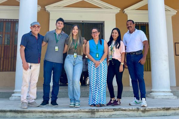 Gloria Larios Jiménez, rectora de la I.E.D Liceo Celedón; Loly Poveda, líder de calidad educativa; en compañía de profesores de la institución.