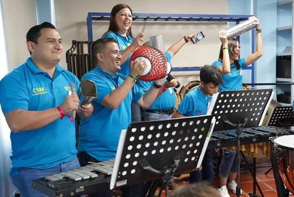 La propuesta de crear grupos musicales fue de los jóvenes que asistían a los diferentes talleres que ofrece la fundación Children International. 
