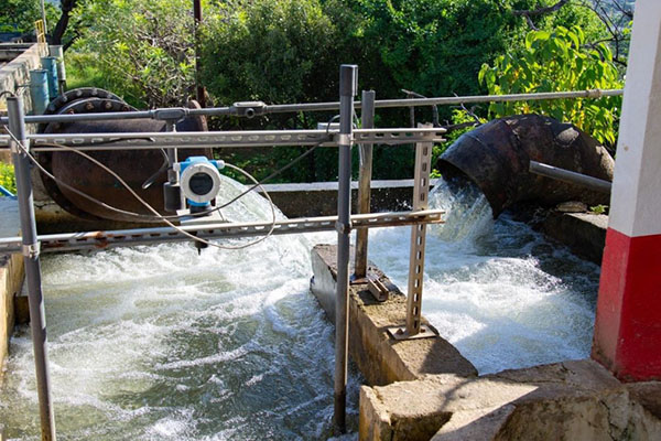 Los trabajos consistieron en la construcción de un soporte para la estructura que mantiene el conducto que traslada el agua de la captación y darle estabilidad.