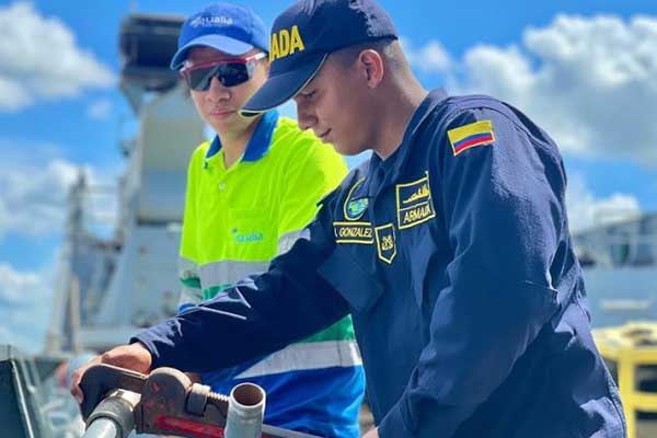 En la imagen Aqualia está suministrando agua potable al buque ARC Golfo de Urabá.