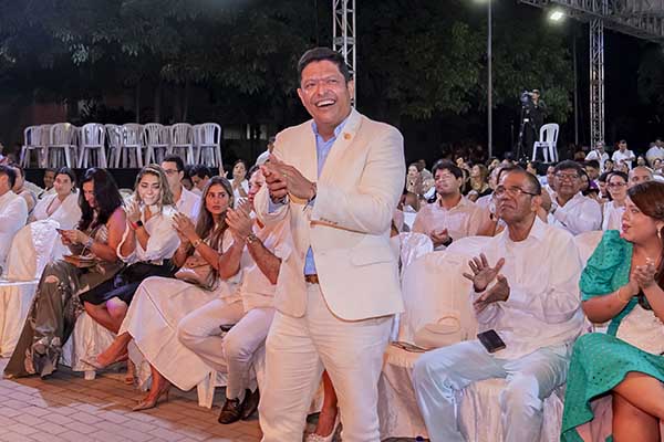 En medio de aplausos, los asistentes auguraron éxitos al doctor Pablo Vera Salazar en su nuevo periodo de Gobierno al frente de la Universidad del Magdalena.