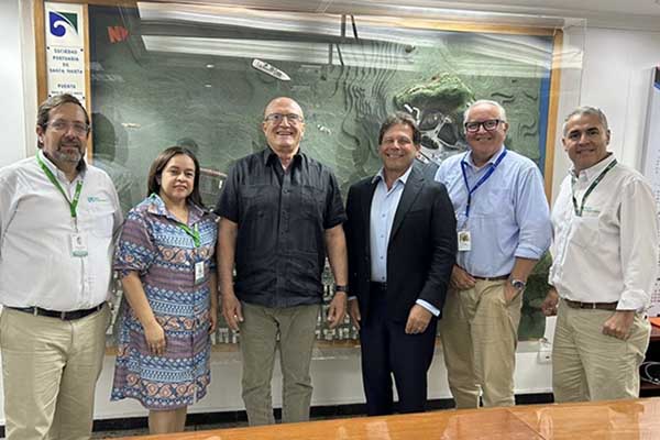 Domingo Chinea Barrera, presidente del Puerto de Santa Marta; Álvaro Góngora, vicepresidente Comercial; Rafael Díaz, vicepresidente de Operaciones y María Luisa Anacona, jefe Comercial; Eric Olafson, director de Comercio Exterior y Desarrollo de Negocios del Puerto de Miami y Andrew Hecker, subdirector Financiero.