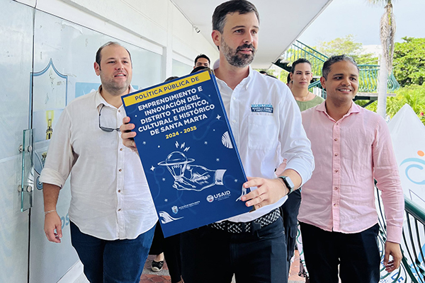 Carlos Jaramillo, secretario de Desarrollo Económico cuando radicó la Política Pública de Emprendimiento en el Concejo de Santa Marta en compañía de Andrés Vives Calle, director de la Cámara de Comercio de Santa Marta para el Magdalena. Carlos Jaramillo, secretario de Desarrollo Económico cuando radicó la Política Pública de Emprendimiento en el Concejo de Santa Marta en compañía de Andrés Vives Calle, director de la Cámara de Comercio de Santa Marta para el Magdalena.