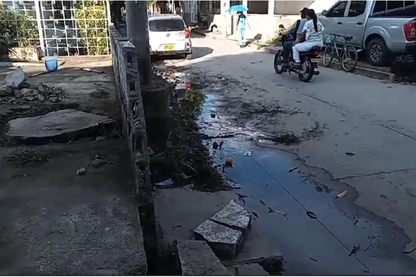 El denunciante asegura que el olor que emanan estas aguas es insoportable a parte de incurrir en un grave riesgo para los habitantes del sector. 